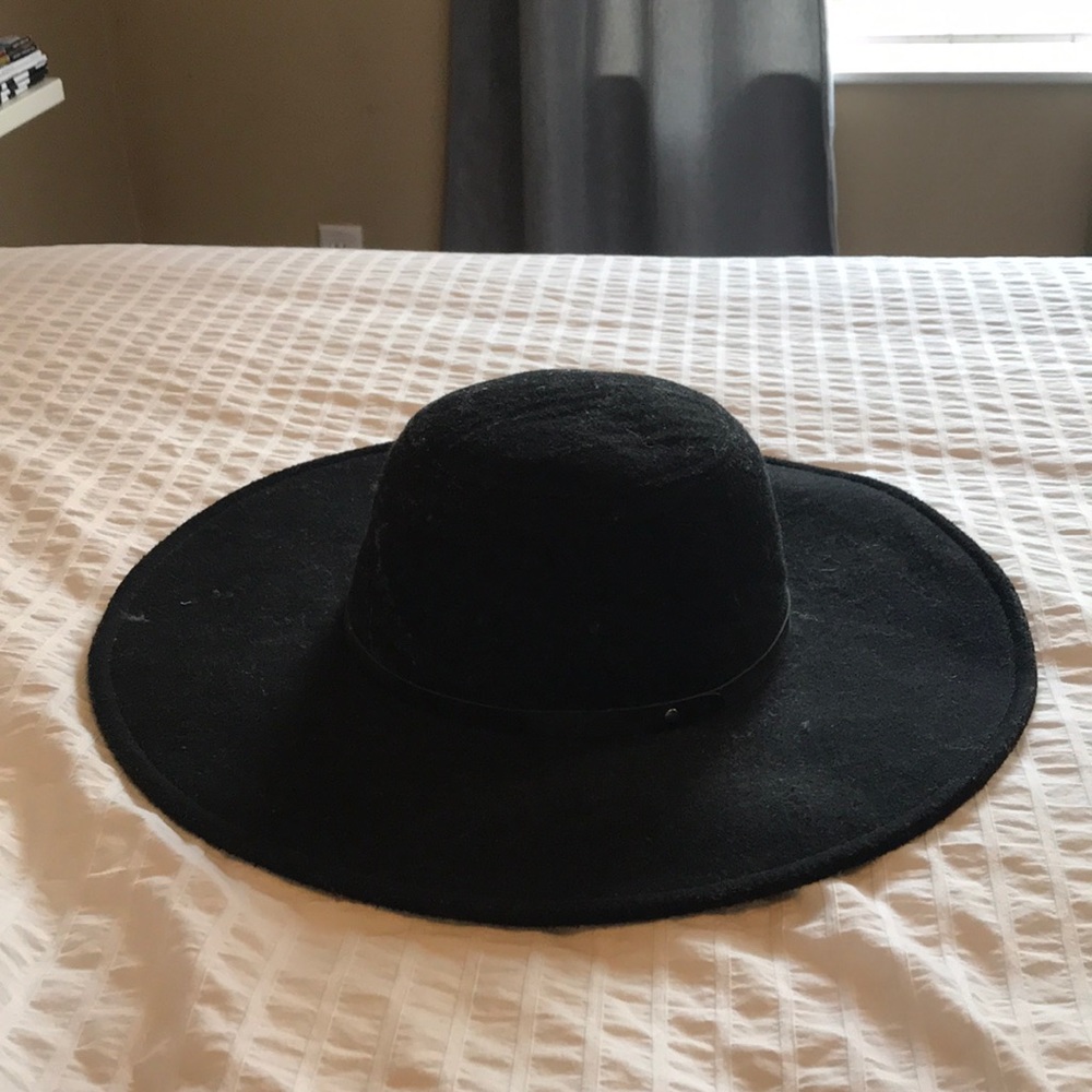 Black, floppy hat from Urban Outfitters! - Picture 1 of 3